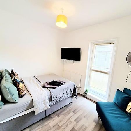 One Bedroom Apartment With A Terrace In Angel Londra Exterior foto