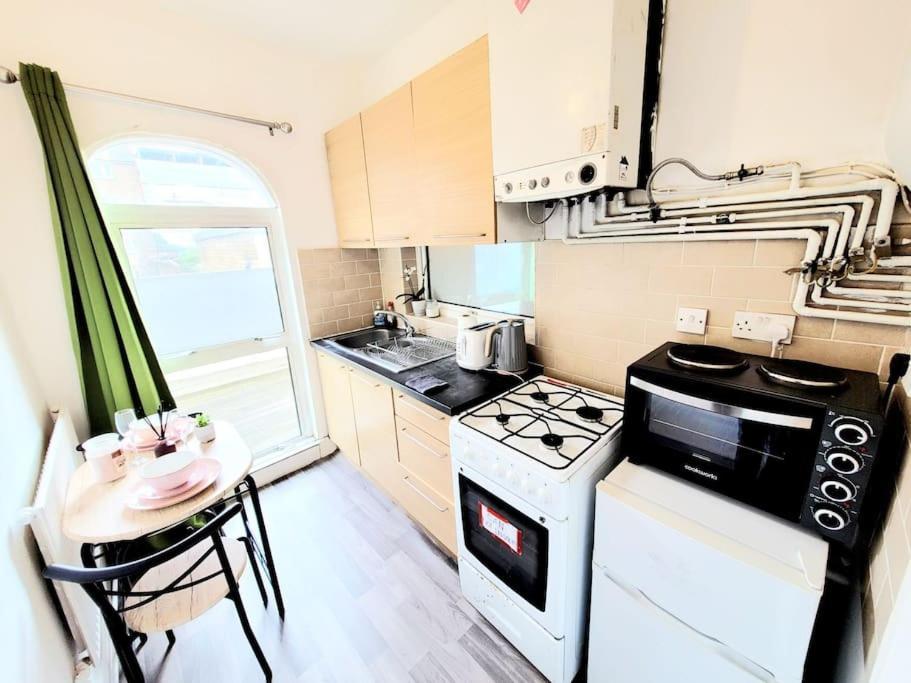 One Bedroom Apartment With A Terrace In Angel Londra Exterior foto
