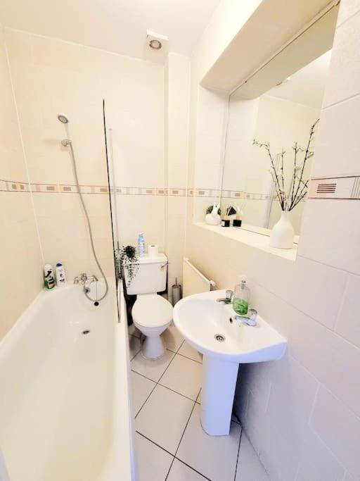 One Bedroom Apartment With A Terrace In Angel Londra Exterior foto